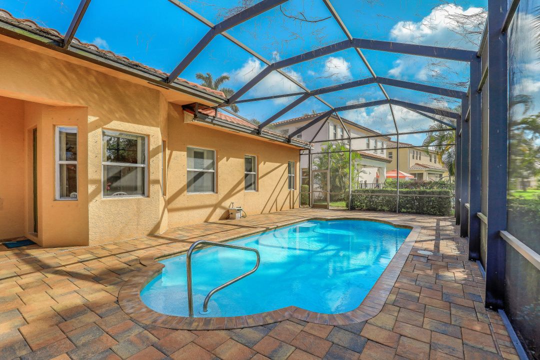 1985 Par Dr, Naples, FL 34120