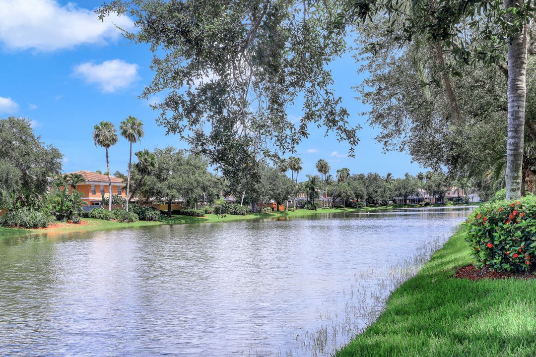 5637 Cove Cir, Naples, FL 34119