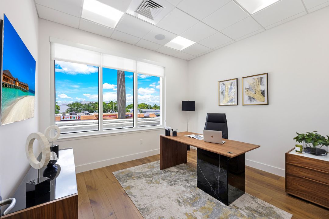 599 Tamiami Trail N #200, Naples, FL 34102