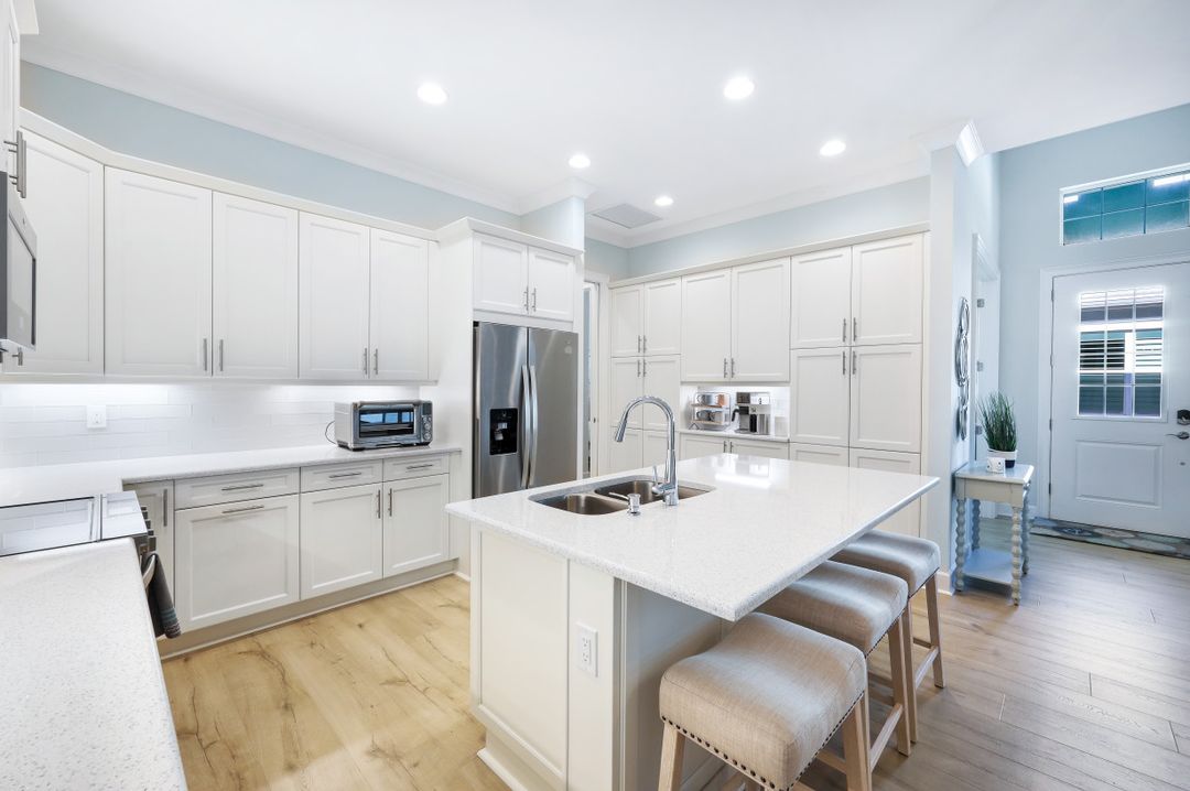 6295 Arriba Ave, Naples, FL 34113