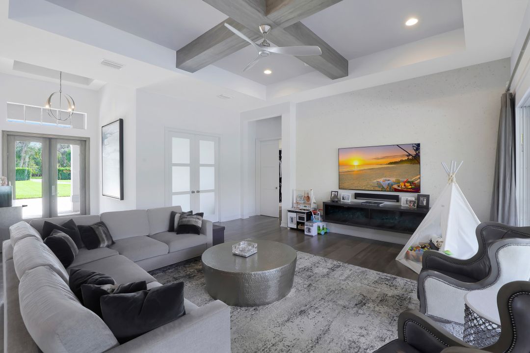 5931 Spanish Oaks Ln, Naples, FL 34119