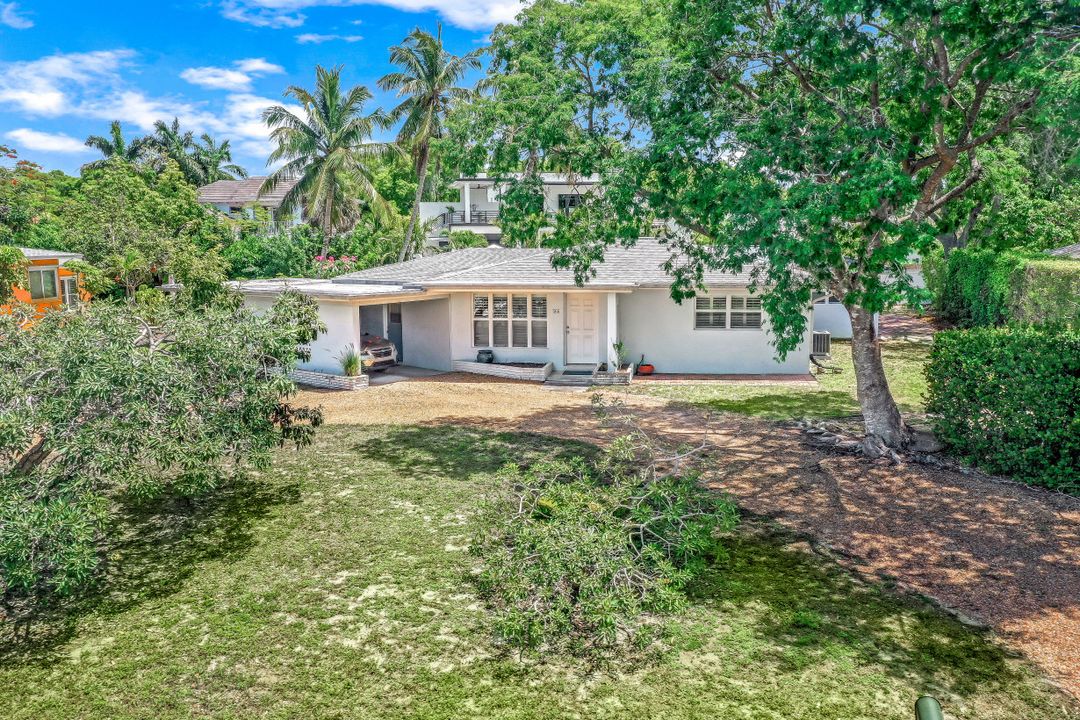 566 Palm Cir E, Naples, FL 34102