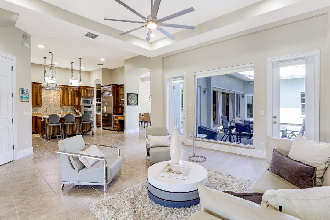 9242 Vanderbilt Dr, Naples, FL 34108