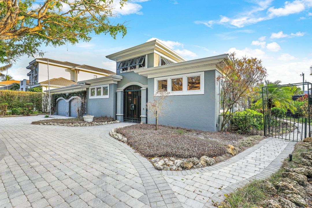 140 2nd Ave S, Naples, FL 34102