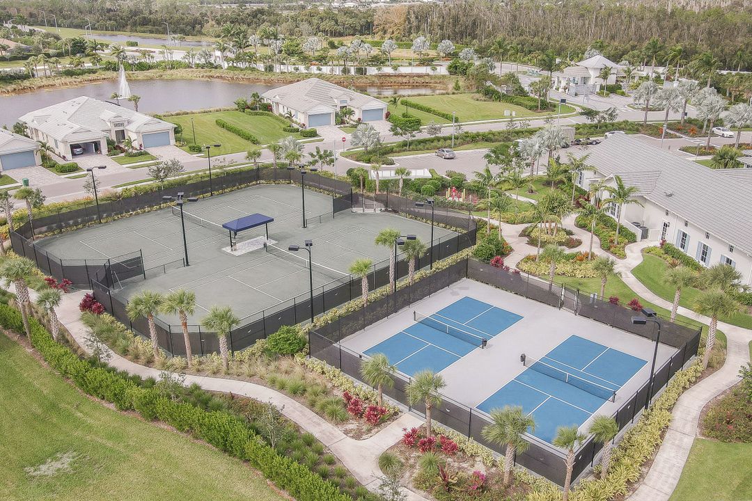 8967 St Lucia Dr, Naples, FL 34114