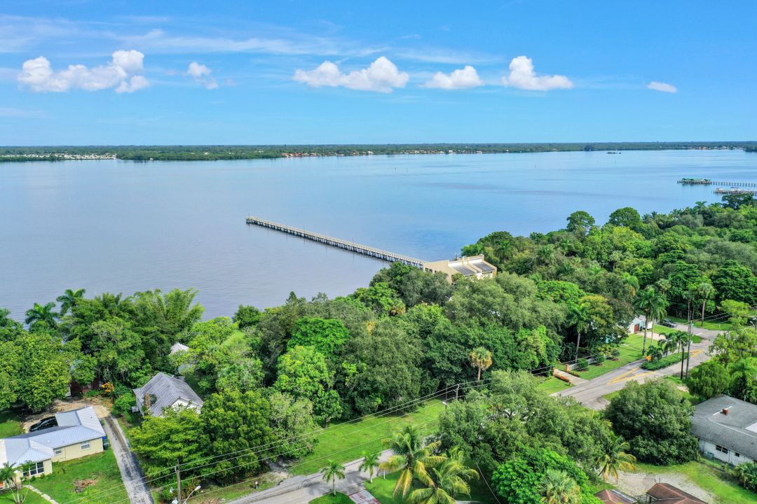 3367 E Riverside Dr, Fort Myers, FL 33916