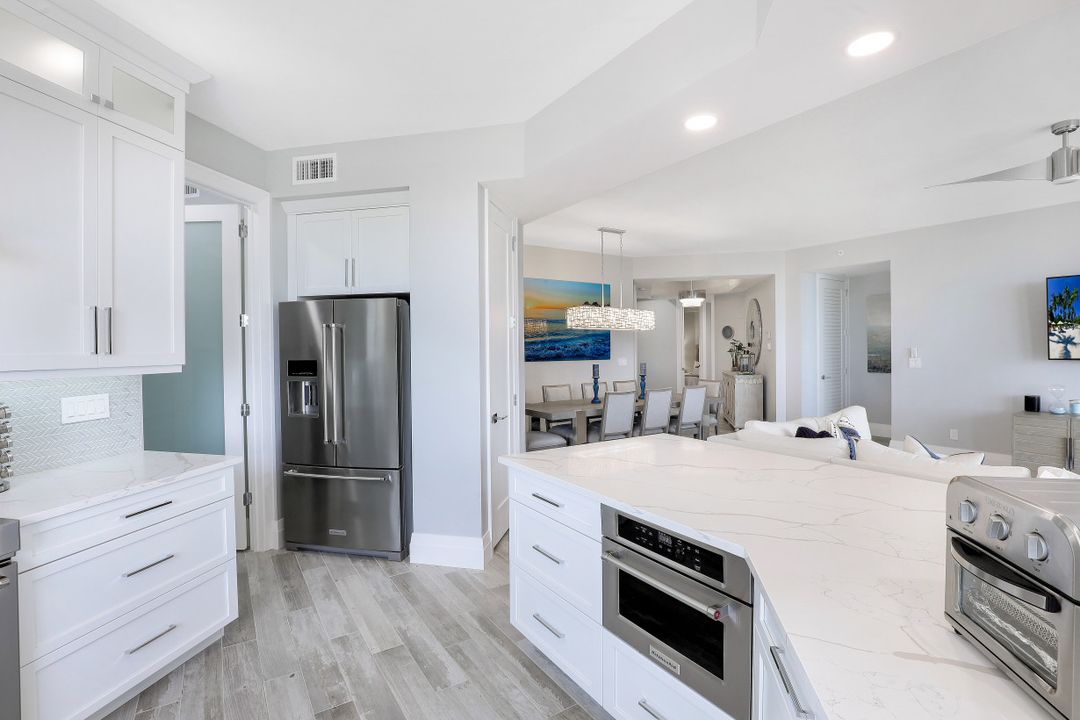 400 Flagship Dr #802, Naples, FL 34108