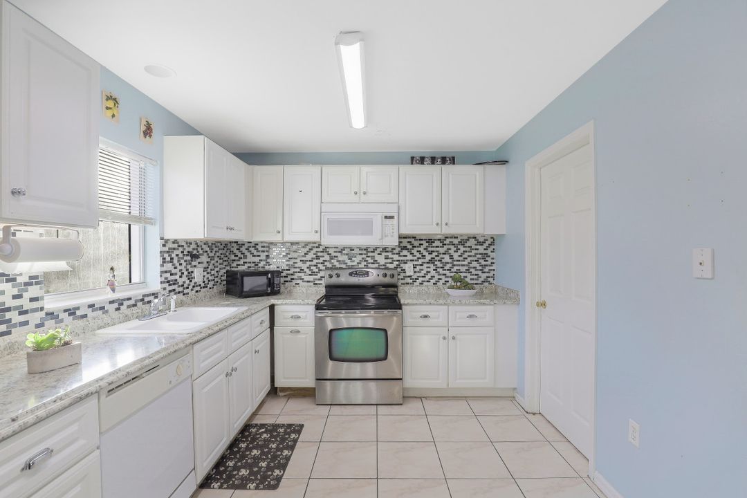 5250 Texas Ave, Naples, FL 34113