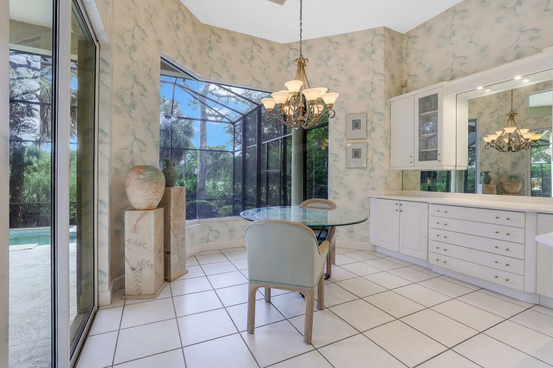 987 Barcarmil Way, Naples, FL 34110