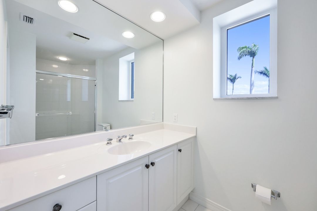 445 Dockside Dr ##201, Naples, FL 34110