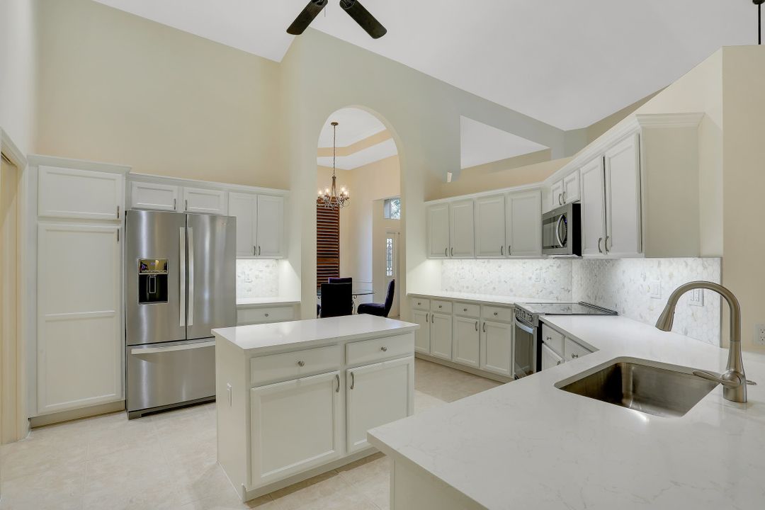 6615 Chestnut Cir, Naples, FL 34109