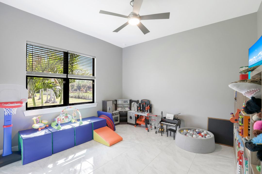 481 7th St NW, Naples, FL 34120