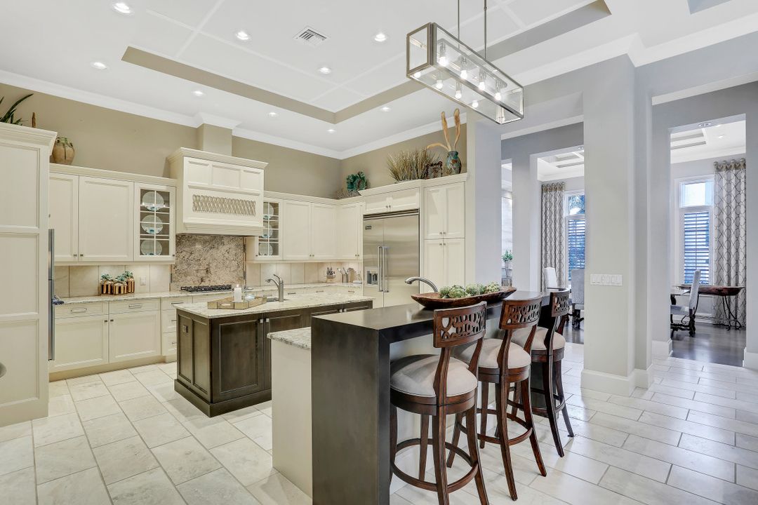 2086 Torino Way, Naples, FL 34105