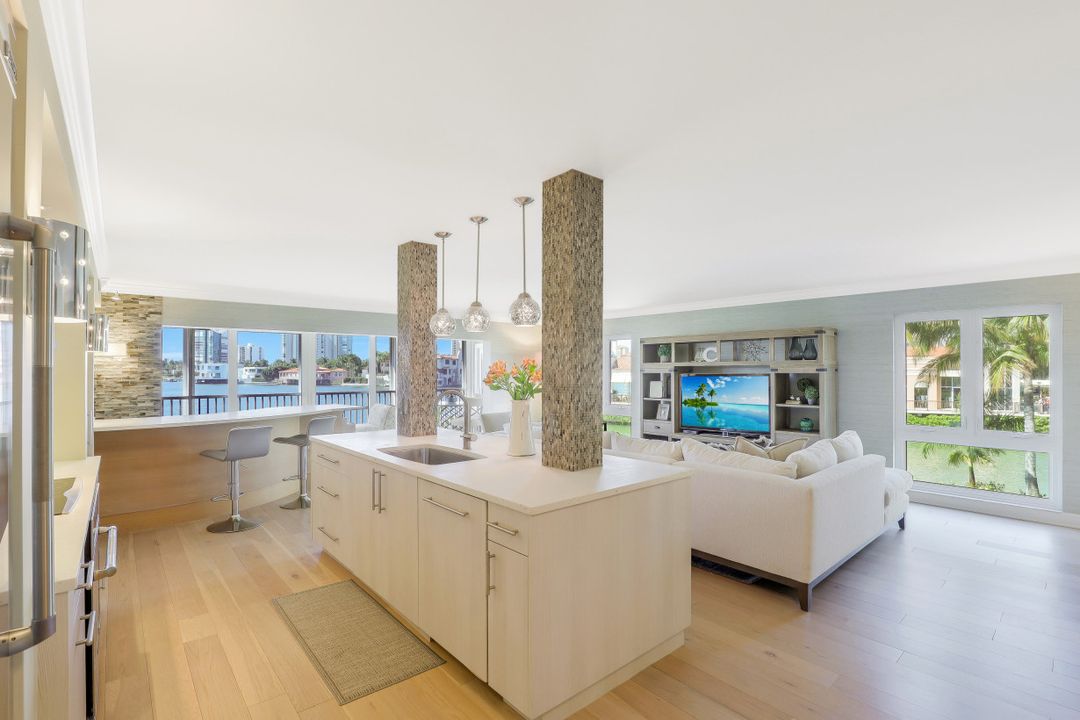 250 Park Shore Dr #103, Naples, FL 34103