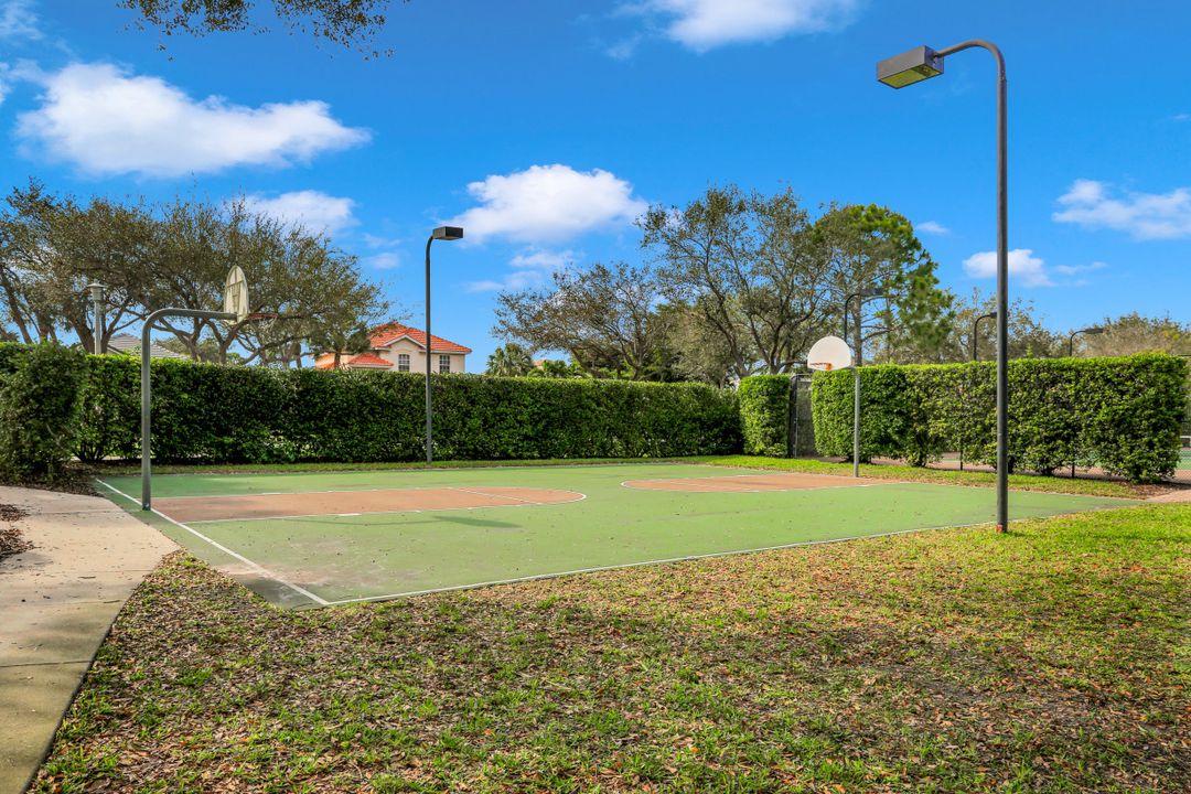 6615 Chestnut Cir, Naples, FL 34109