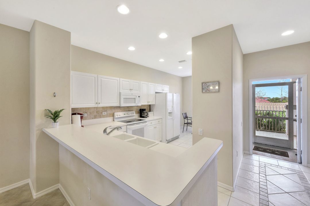 8259 Parkstone Pl #206, Naples, FL 34120