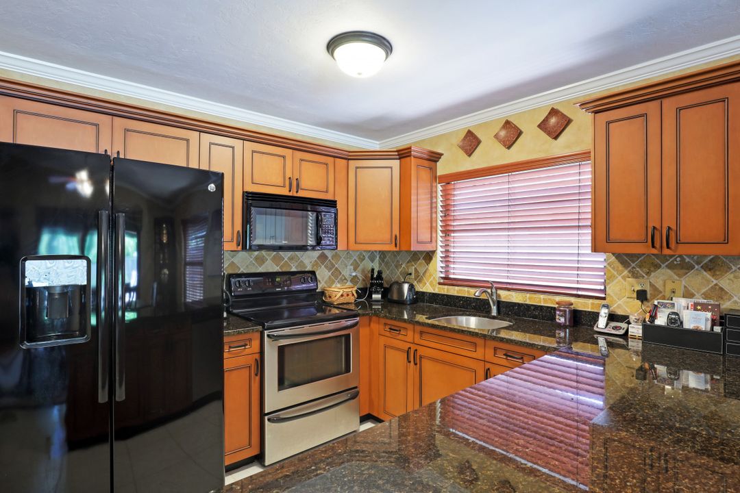 644 94th Ave N, Naples, FL 34108