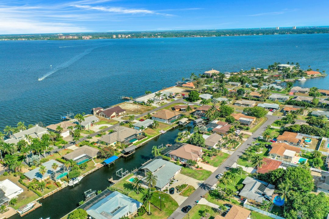 5811 SW 1st Pl, Cape Coral, FL 33914