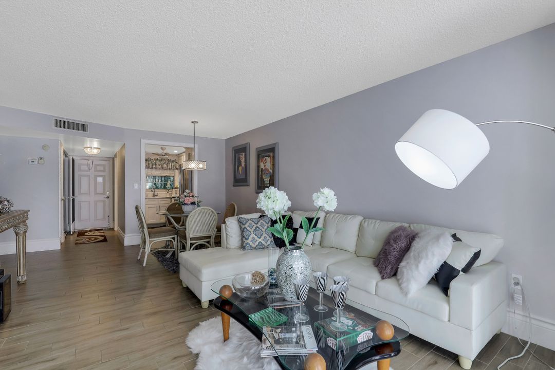 100 Forest Lakes Blvd #112, Naples, FL 34105