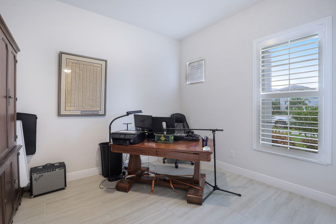 9003 Redonda Dr, Naples, FL 34114