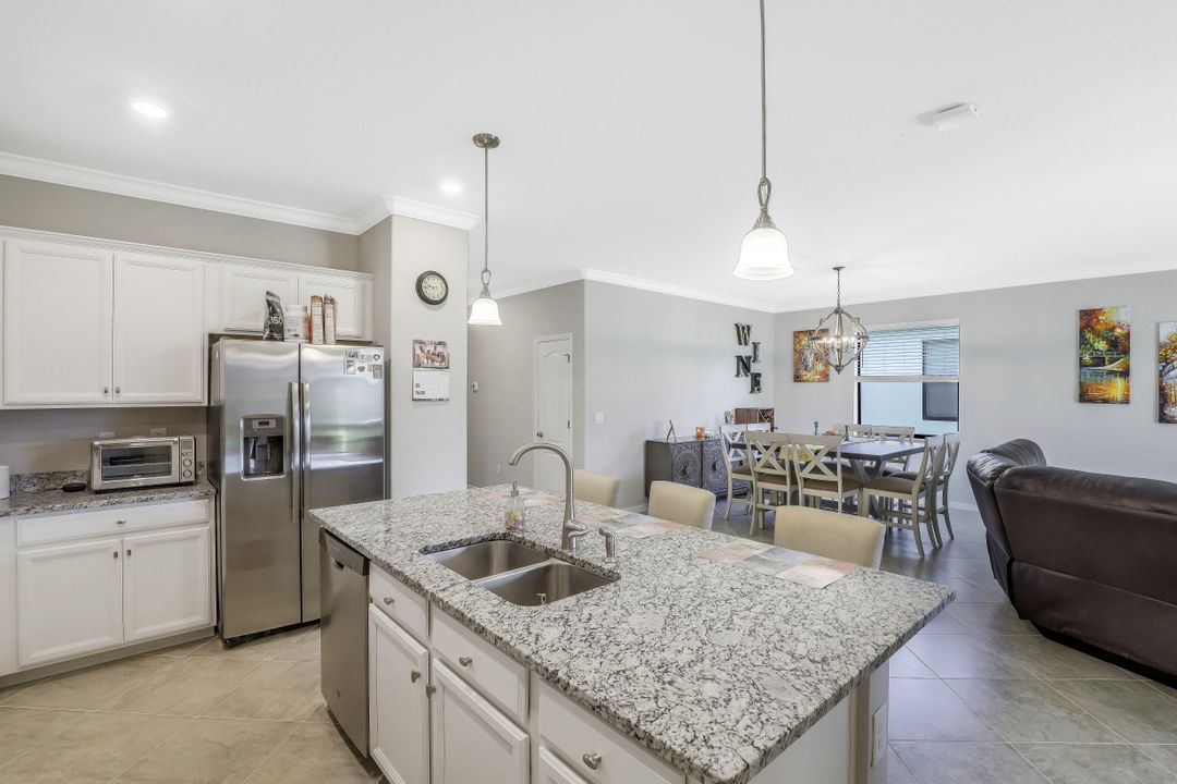 9460 Foxglove Ln, Naples, FL 34120