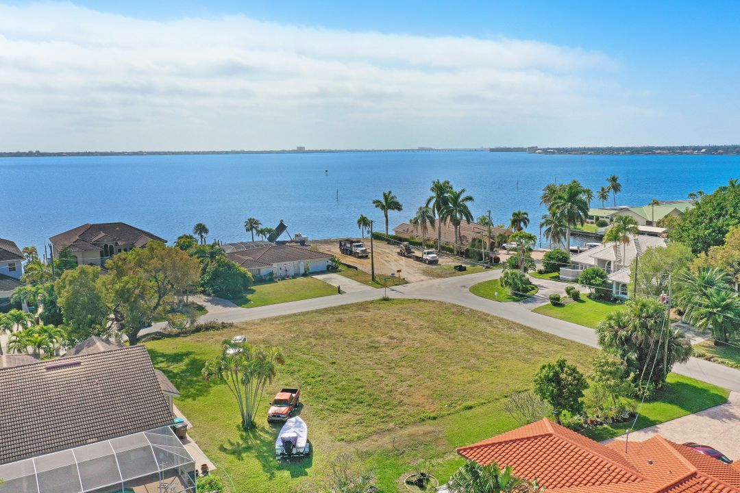 2413 SE 28th St, Cape Coral, FL 33904