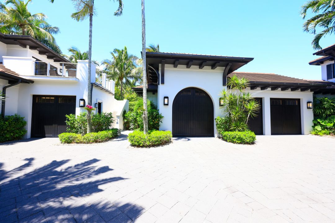 970 Aqua Cir, Naples, FL 34102