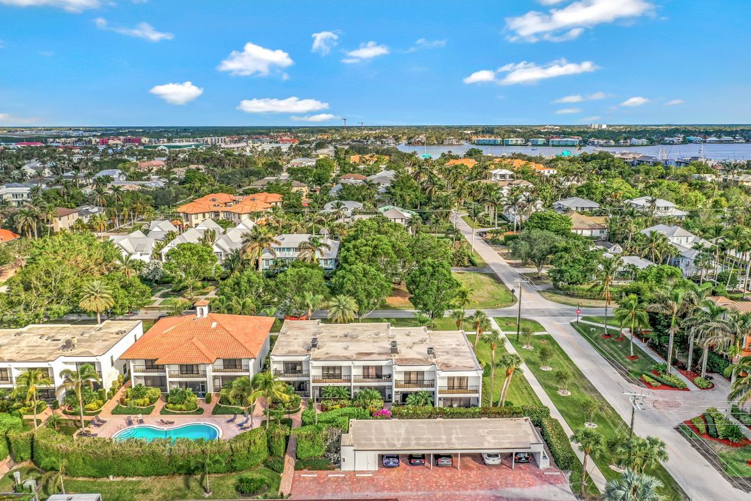 1060 6th St S #1060, Naples, FL 34102