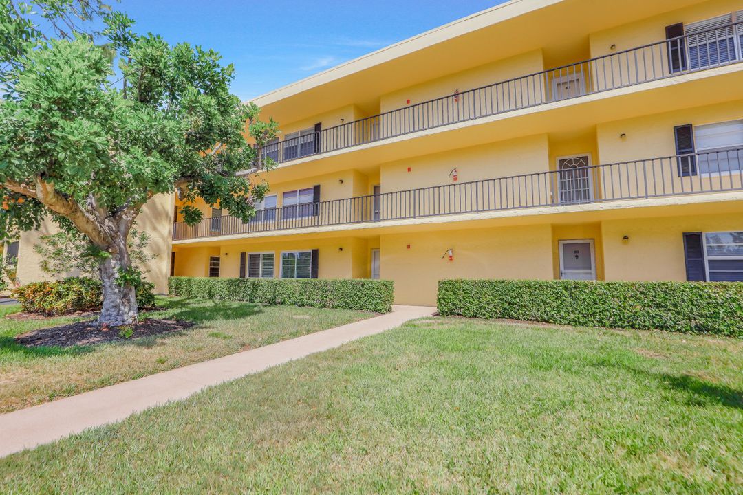1086 Forest Lakes Dr #9207, Naples, FL 34105