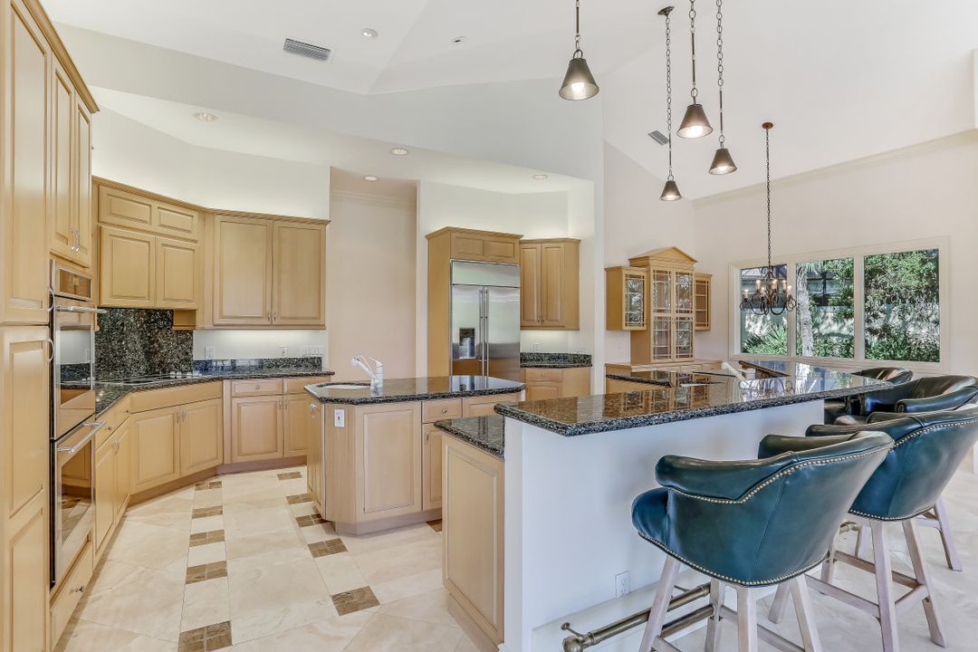 969 Barcarmil Way, Naples, FL 34110