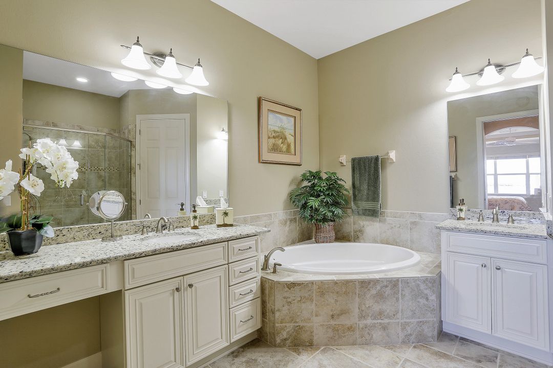 9060 Siesta Bay Dr #201, Naples, FL 34120