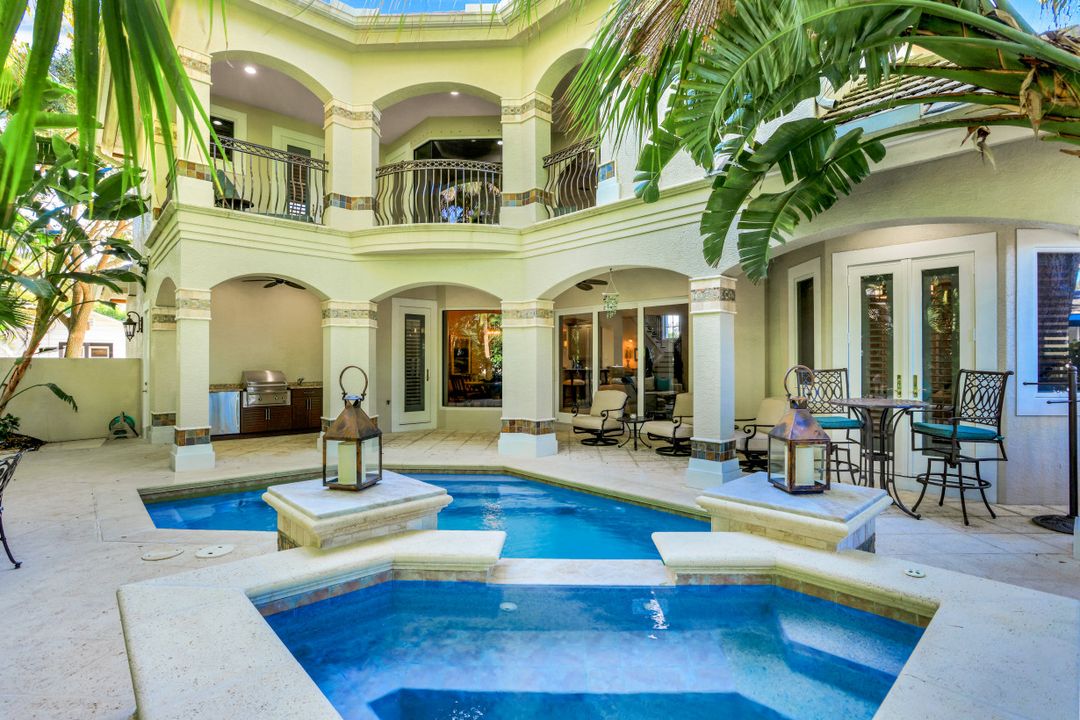 33 3rd St S, Naples, FL 34102