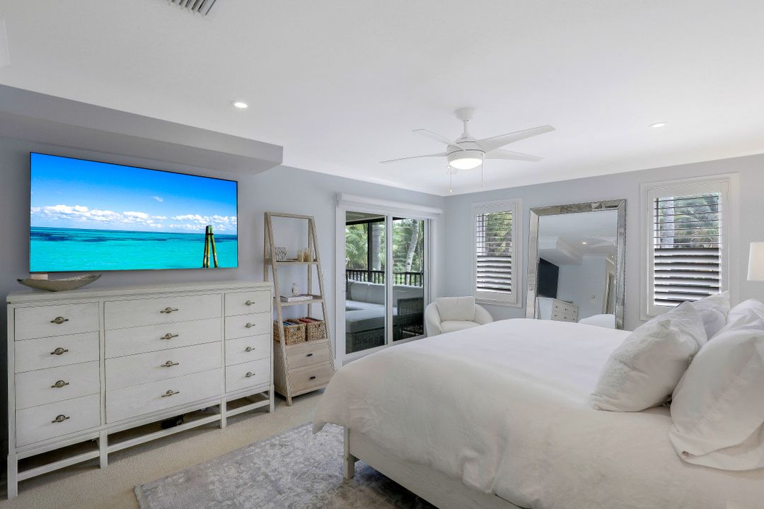 225 5th Ave S #104, Naples, FL 34102