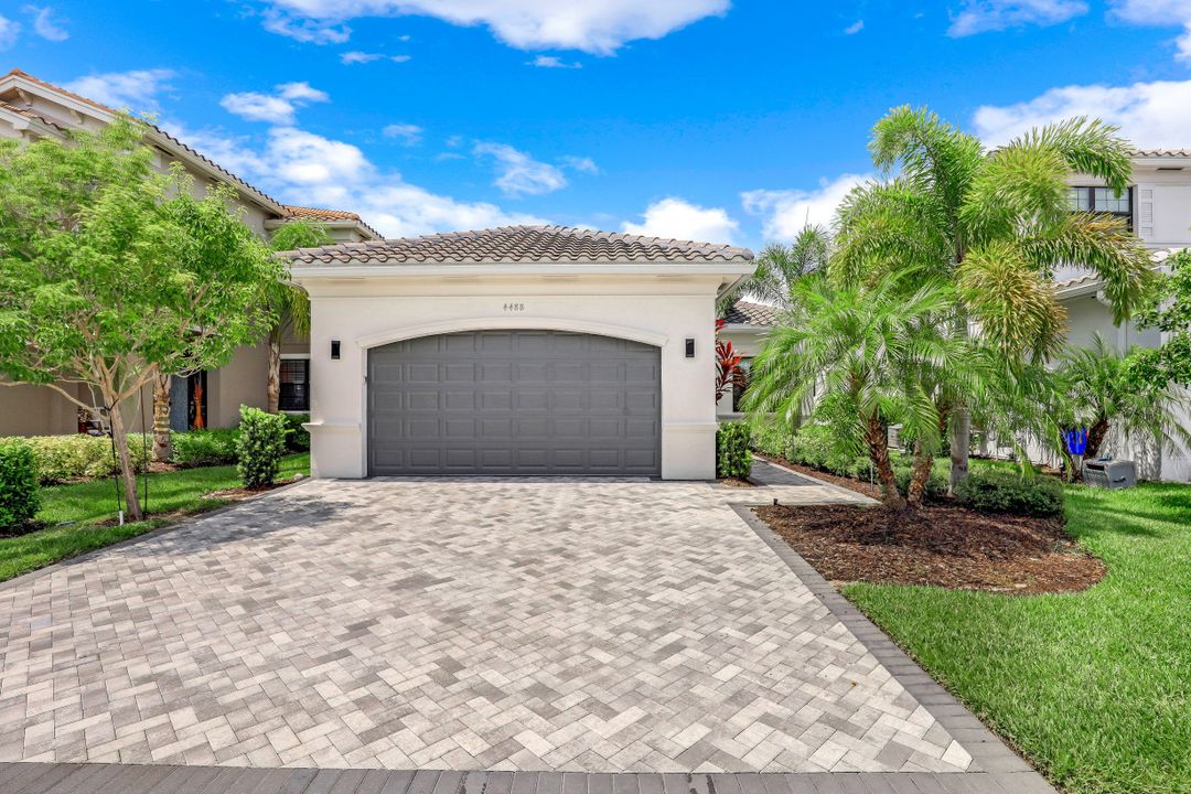 4488 Aurora St, Naples, FL 34119