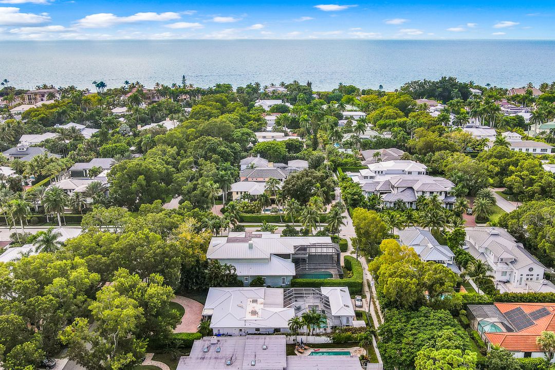 349 2nd Ave N, Naples, FL 34102