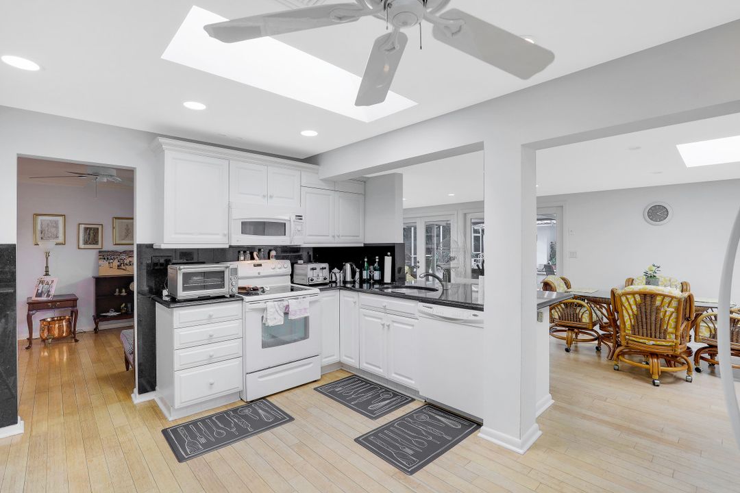 349 2nd Ave N, Naples, FL 34102