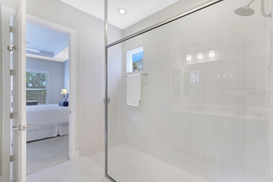 8458 Sevilla Ct, Naples, FL 34114