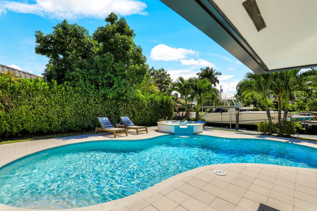 1300 Dolphin Rd, Naples, FL 34102