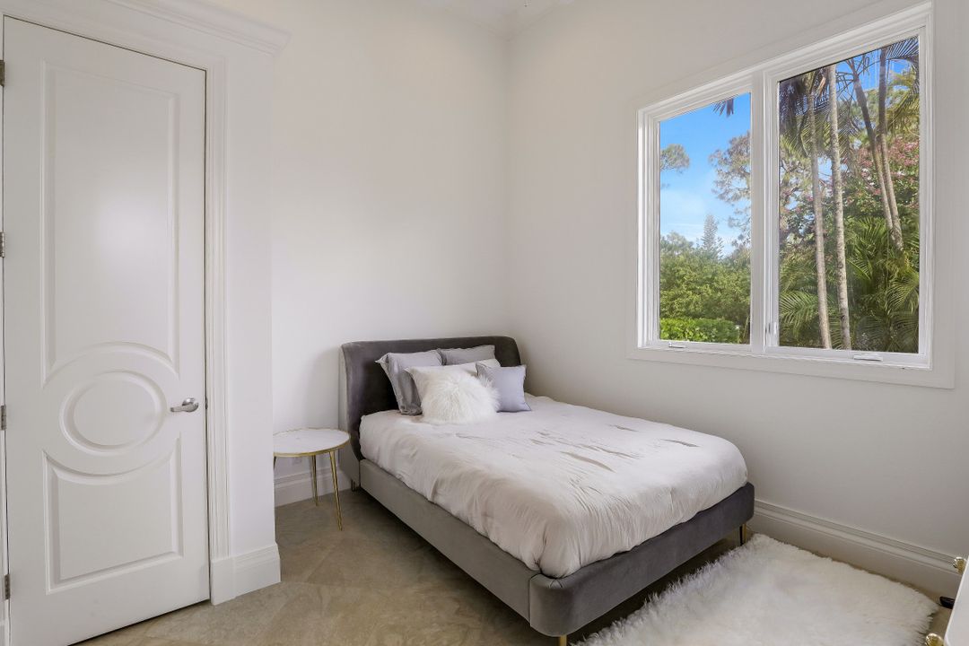 6262 Standing Oaks Ln, Naples, FL 34119