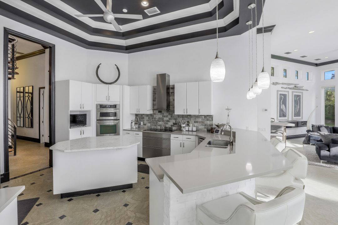 6262 Standing Oaks Ln, Naples, FL 34119