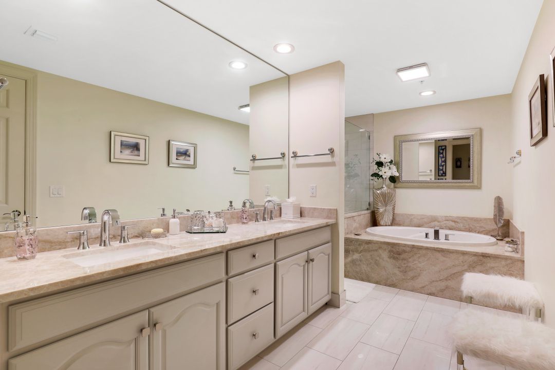 285 Grande Way #1204, Naples, FL 34110