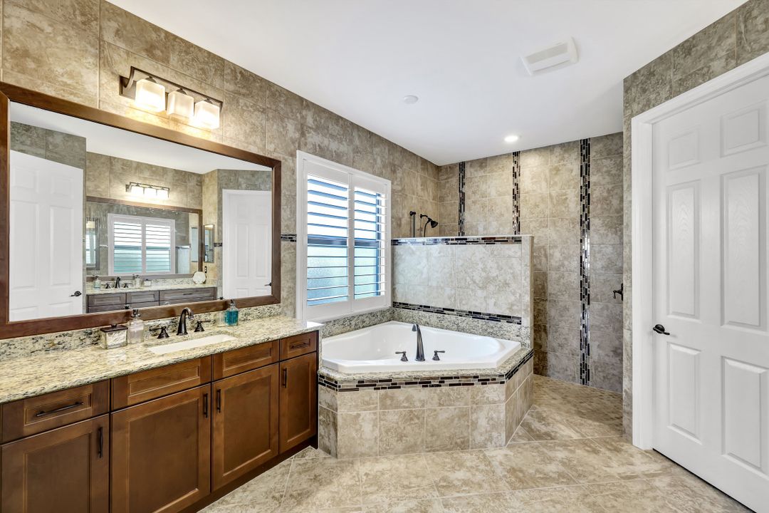 2739 Cinnamon Bay Cir, Naples, FL 34119