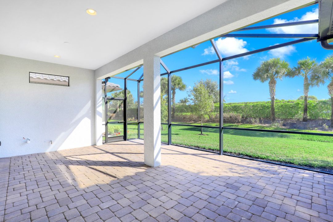 8458 Sevilla Ct, Naples, FL 34114