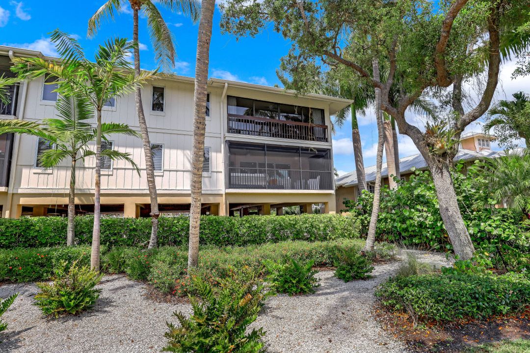 225 5th Ave S #104, Naples, FL 34102