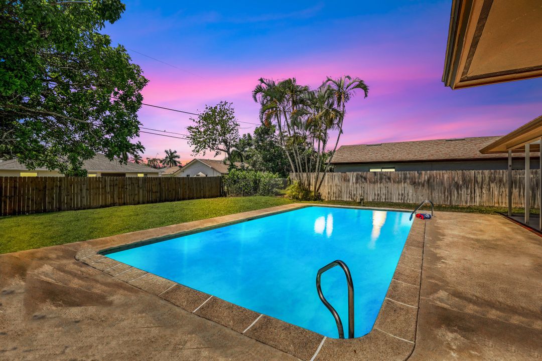 82 Johnnycake Dr, Naples, FL 34110