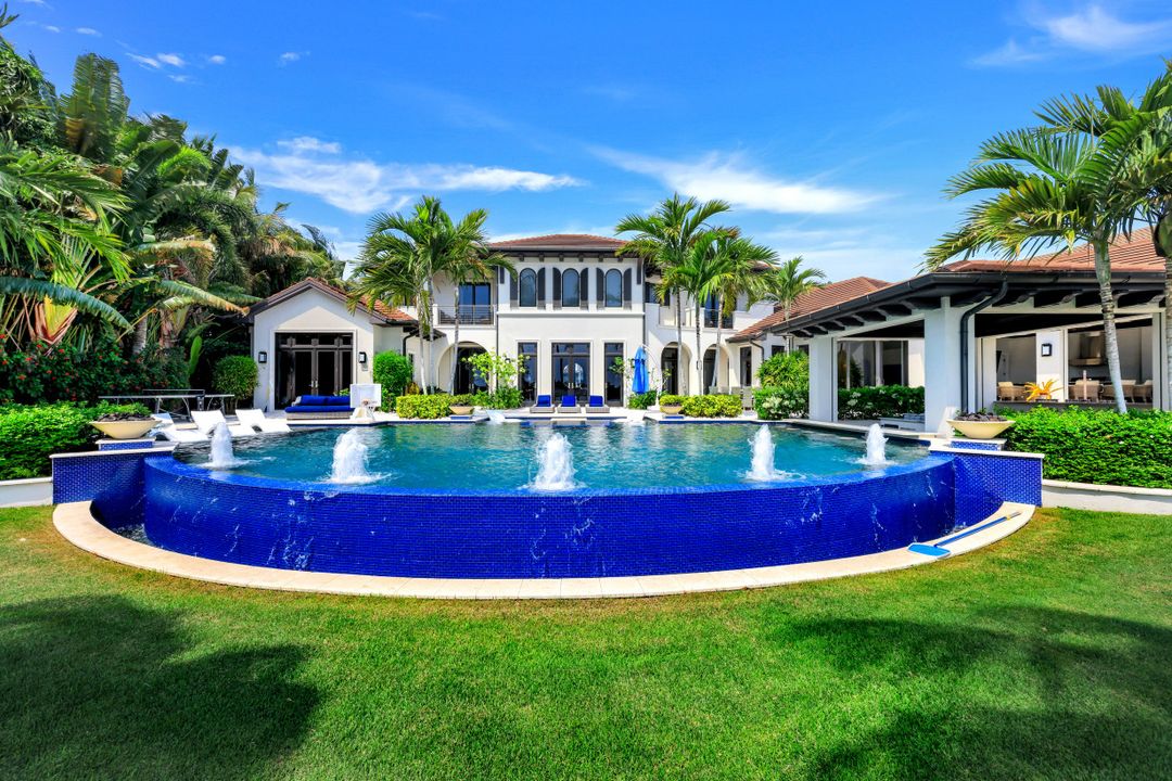 970 Aqua Cir, Naples, FL 34102