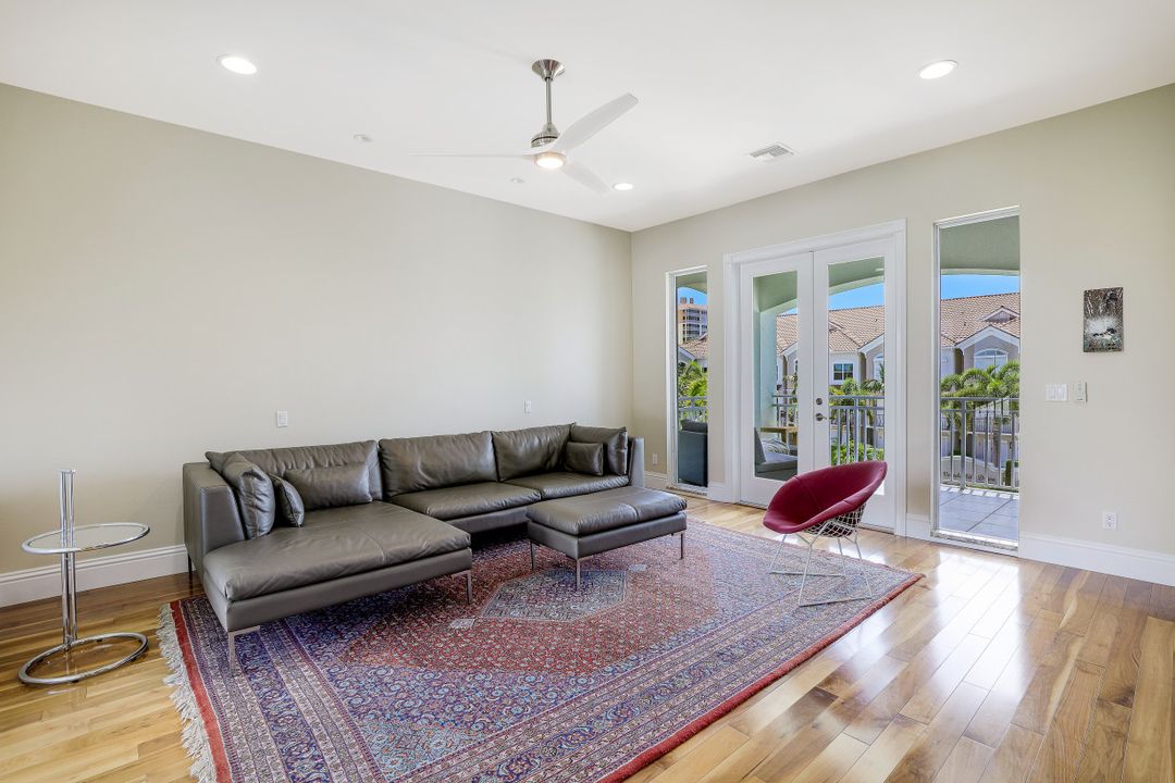9242 Vanderbilt Dr, Naples, FL 34108