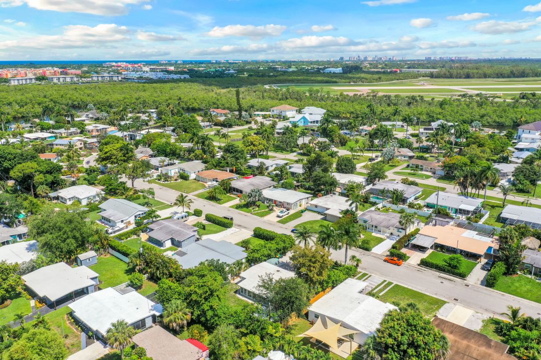 2070 Holiday Ln, Naples, FL 34104