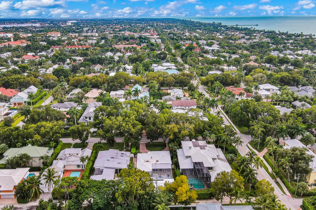 349 2nd Ave N, Naples, FL 34102