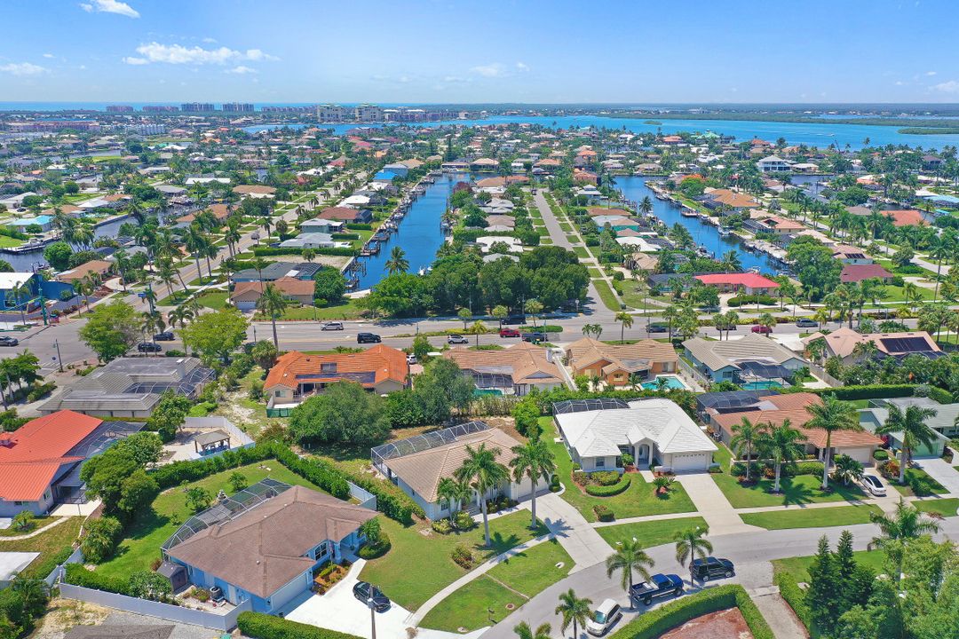 718 Fairlawn Ct, Marco Island, FL 34145